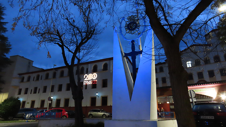 Monumento iluminado con color azul de la Policía Nacional en Badajoz